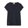 Navy t-shirt med v-hals og korte ærmer fra Mos Mosh set forfra med lille metaldetalje forneden
