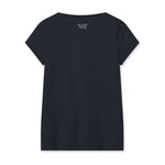 Navy t-shirt fra Mos Mosh set bagfra med lille hvidt logoprint i nakken