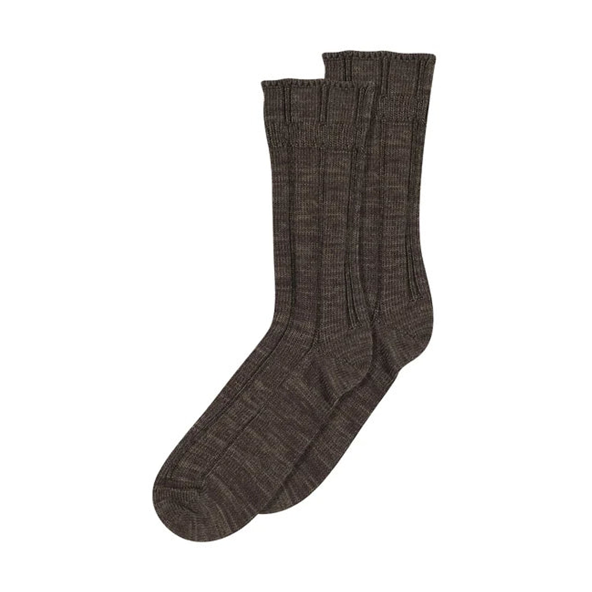 Et par brune melerede strømper i grov rib med bred ribkant, lagt fladt på hvid baggrund