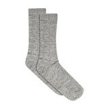 Be Socks i Grey Melange: grå melerede strømper i grov rib med bred ribkant, liggende par set fra siden