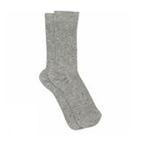 Grå ribstrikkede strømper Betty Socks fra MP Denmark med små sorte og hvide prikker, set fra siden