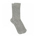 Grå ribstrikkede strømper Betty Socks fra MP Denmark med små sorte og hvide prikker, set fra siden