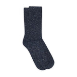 Betty Socks navy strømper i Dark Denim Melange med smal rib og små lyse og blå prikker, set fra siden