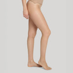 Beige strømpebukser i 15 denier i farven Medium Nude set fra siden på model