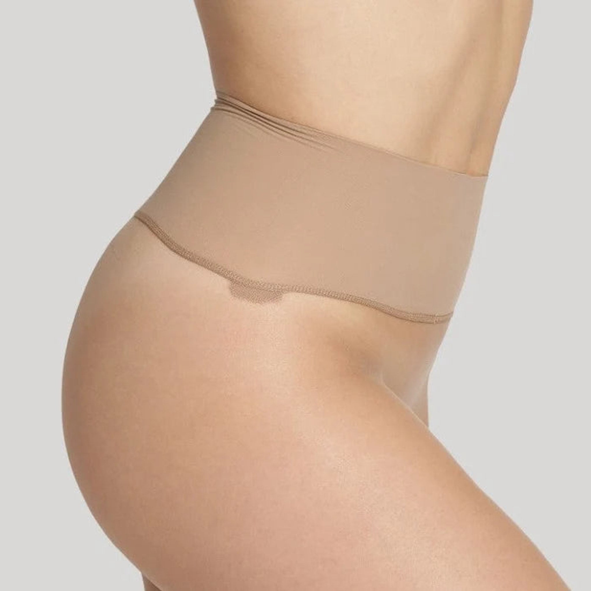Nærbillede af den brede elastik i taljen på beige strømpebukser i Medium Nude