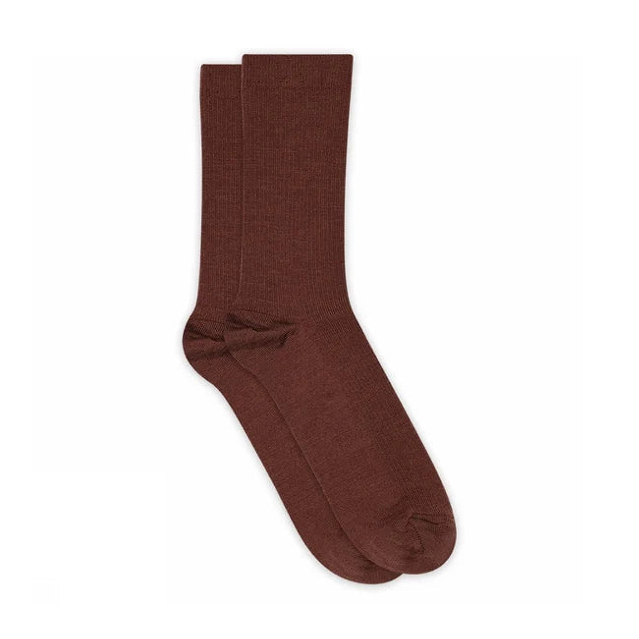 Mørkebrune Fine Wool Rib Socks i tynd ribstrik fra MP Denmark, et par strømper set fra siden