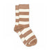 Par hvide Signe Socks strømper fra MP Denmark med brede vandrette striber og bred ribkant, liggende set fra siden