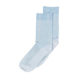 Blå ribstrikkede strømper Ursula Socks i Skyride fra MP Denmark med kant i stærkere blå samt lys hæl og tå