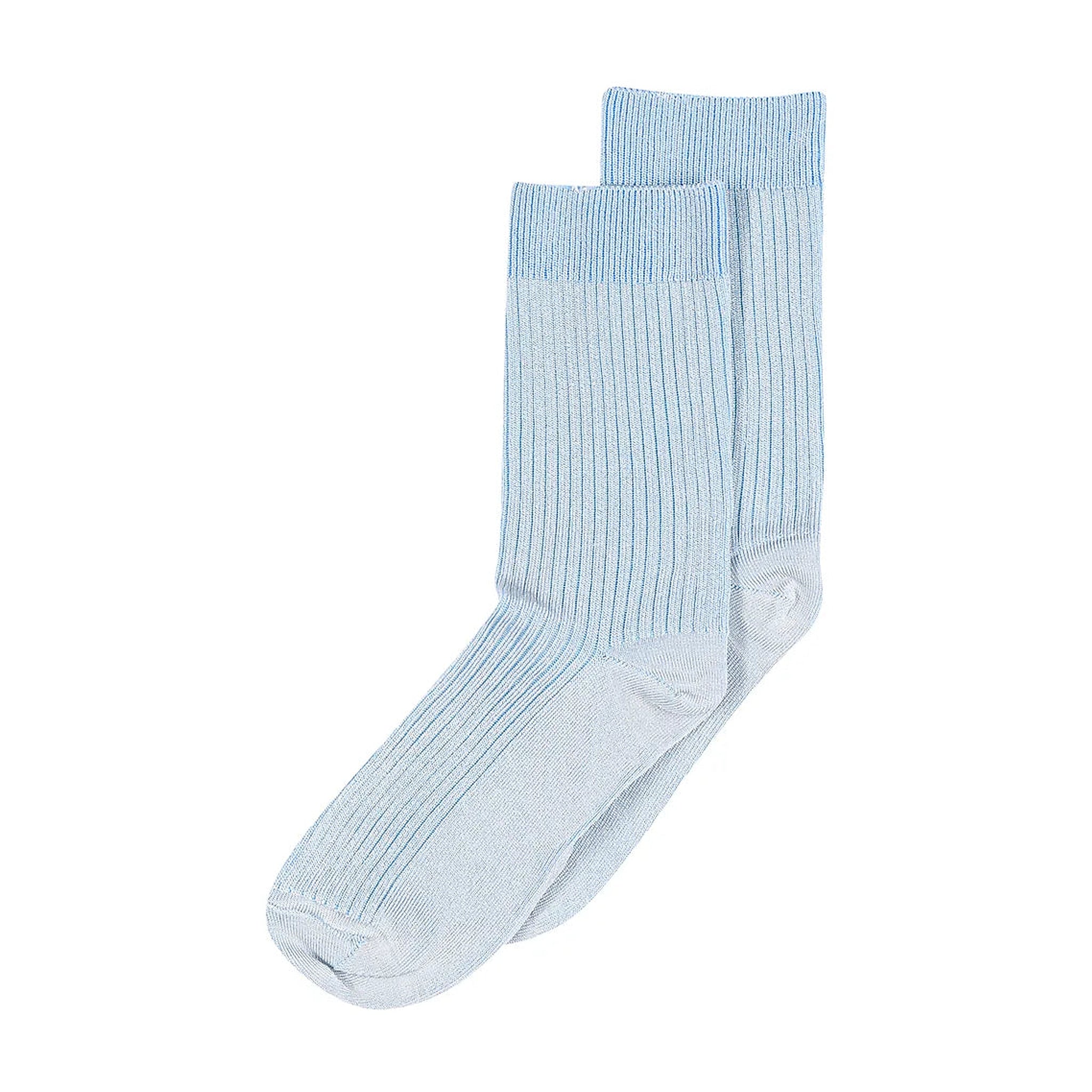 Blå ribstrikkede strømper Ursula Socks i Skyride fra MP Denmark med kant i stærkere blå samt lys hæl og tå