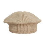 Beige ribstrikket hat i baretform fra MSCH Copenhagen set fra siden med ribbet kant