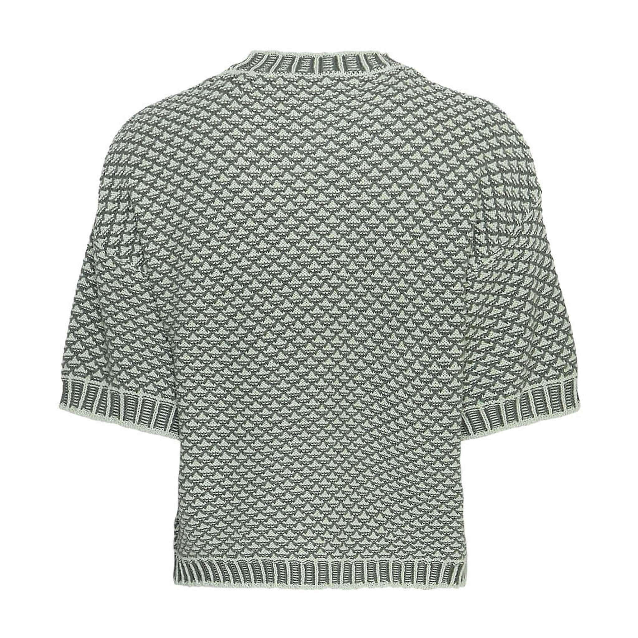 Grøn kortærmet strikpullover med mønster i mørk og lys grøn og ribkant i bunden, set bagfra