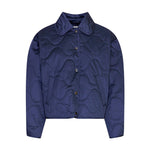 Blå quiltet jakke Christa Jacket i Vintage Indigo forfra med krave, trykknapper og lommer i siderne