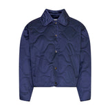 Blå quiltet jakke Christa Jacket i Vintage Indigo forfra med krave, trykknapper og lommer i siderne