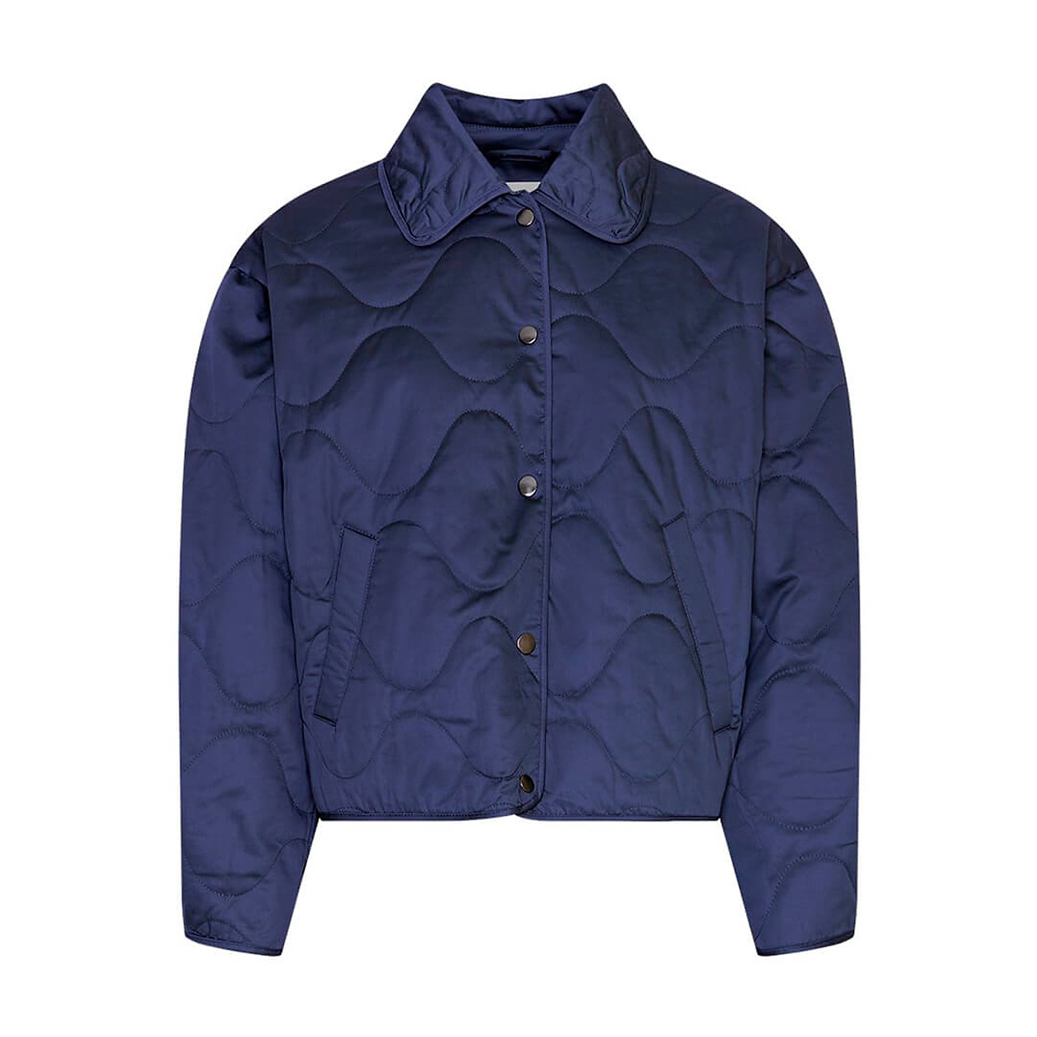 Blå quiltet jakke Christa Jacket i Vintage Indigo forfra med krave, trykknapper og lommer i siderne