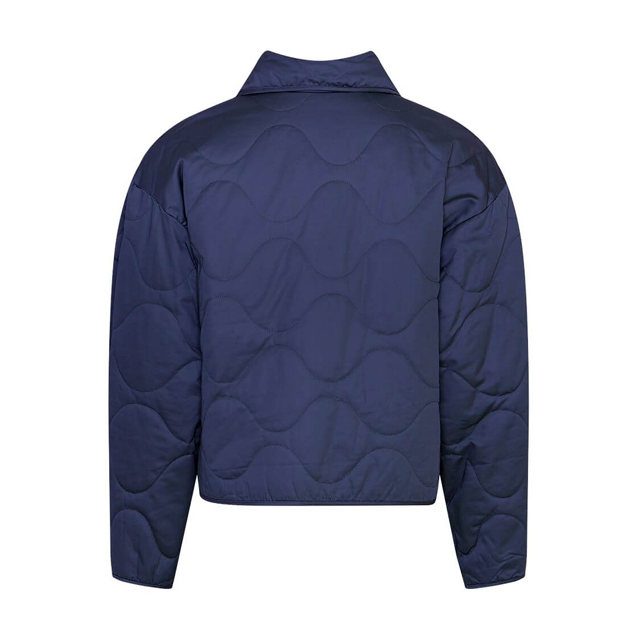 Blå quiltet jakke Christa Jacket i Vintage Indigo bagfra med bølget quiltemønster
