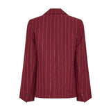 Rød nålestribet blazer i hør med beige striber set bagfra med knap ved ærmegabet