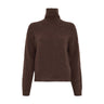 Brun strikket pullover med høj rullekrave og lange ærmer i farven Hot Fudge set forfra