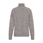 Grå pullover med rullekrave og sænkede skuldre set bagfra