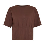 Brun t-shirt Kadance Tee i Hot Fudge forfra med rund hals, korte ærmer og lodrette læg forneden