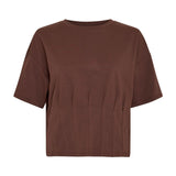 Brun t-shirt Kadance Tee i Hot Fudge forfra med rund hals, korte ærmer og lodrette læg forneden