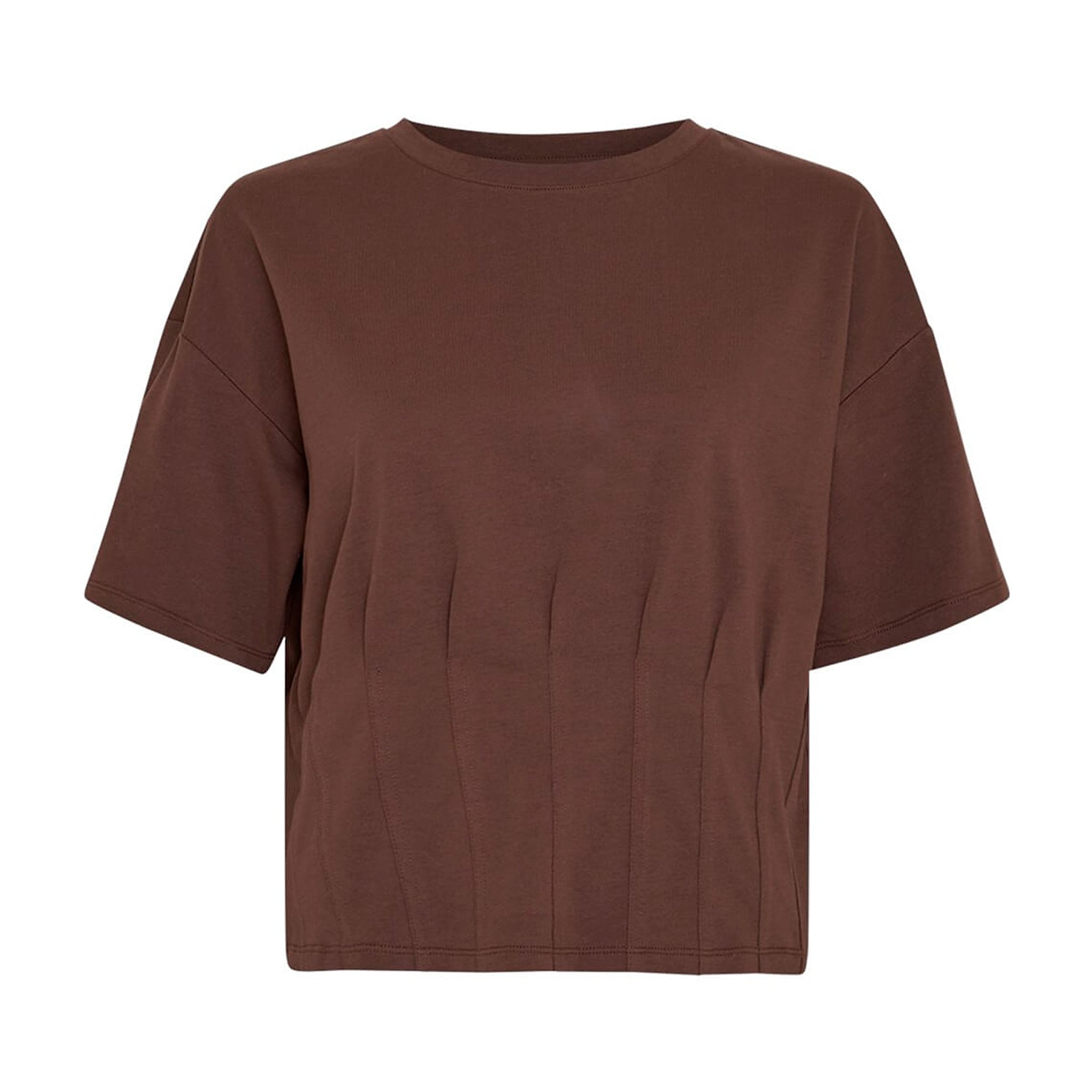 Brun t-shirt Kadance Tee i Hot Fudge forfra med rund hals, korte ærmer og lodrette læg forneden