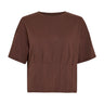 Brun t-shirt Kadance Tee i Hot Fudge forfra med rund hals, korte ærmer og lodrette læg forneden