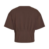 Brun t-shirt Kadance Tee i Hot Fudge bagfra med faldende skuldre og lodrette læg forneden