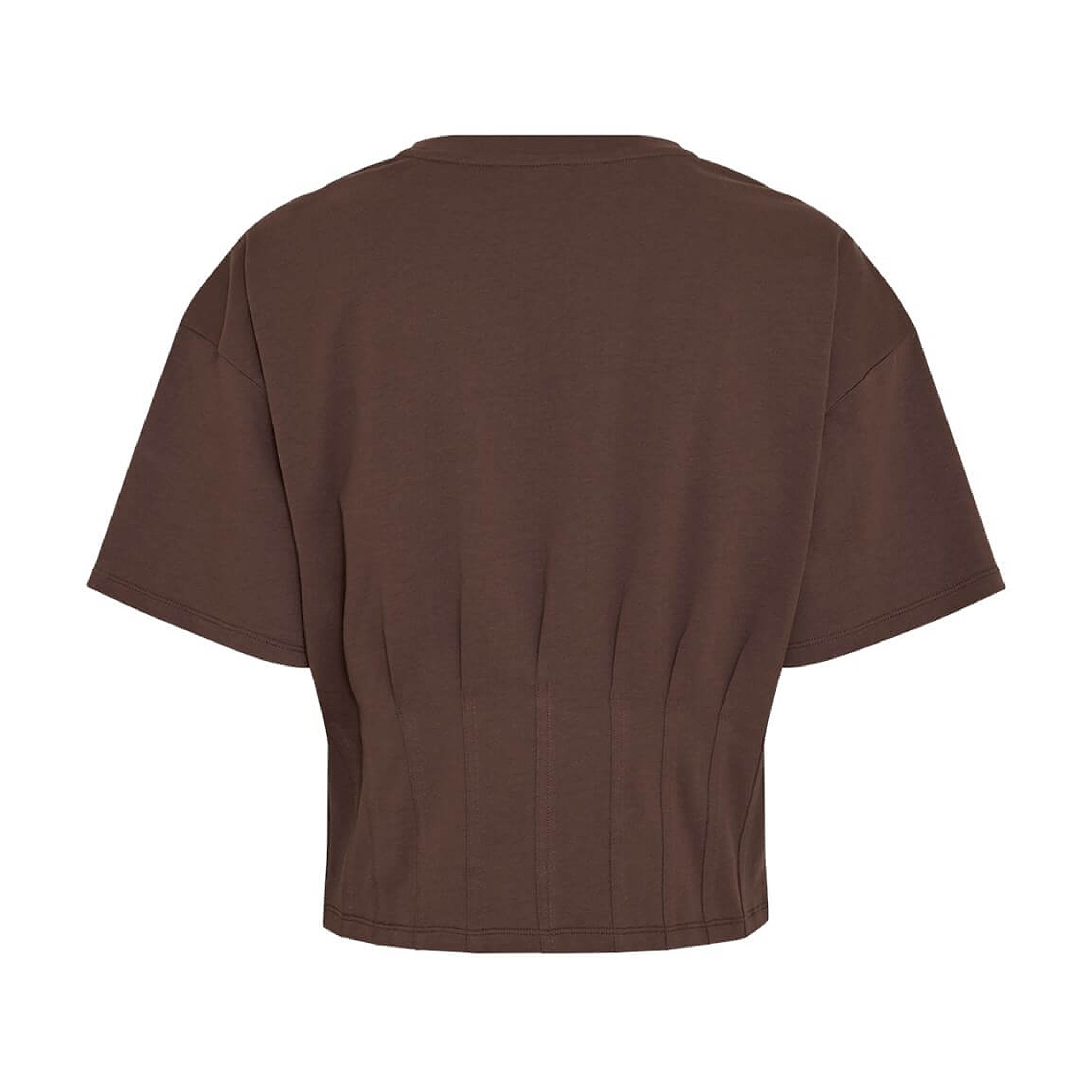 Brun t-shirt Kadance Tee i Hot Fudge bagfra med faldende skuldre og lodrette læg forneden