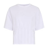 Hvid t-shirt fra MSCH Copenhagen med rund hals, korte ærmer og lodrette læg forneden, set forfra