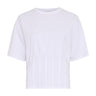 Hvid t-shirt fra MSCH Copenhagen med rund hals, korte ærmer og lodrette læg forneden, set forfra