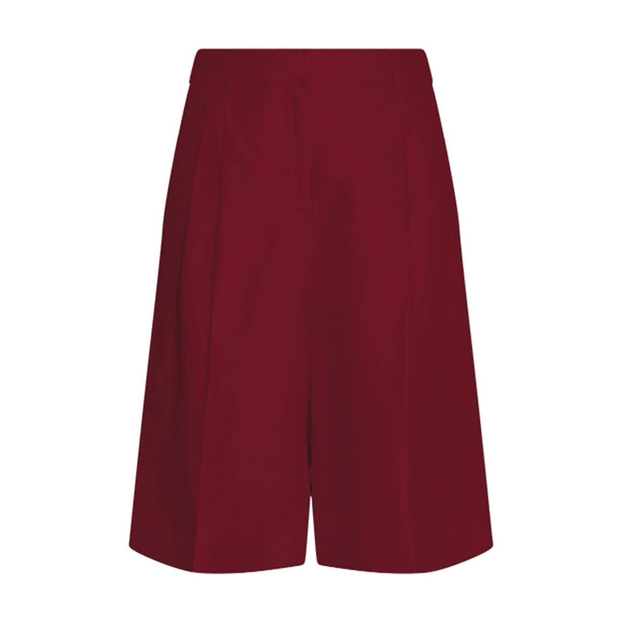 Lange shorts i mørkere rød nuance Rhubarb set forfra med læg foran og vide ben