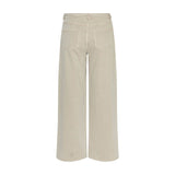 Beige wide leg bukser Lio Pants i Sand Wash set bagfra med to baglommer og synlige stikninger