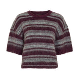 Stribet pullover i lilla og grå med rund hals og korte ærmer set forfra