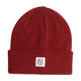 Rød hue Mojo Icon Beanie i Syrah fra MSCH Copenhagen med opslag og hvidt logomærke, set forfra