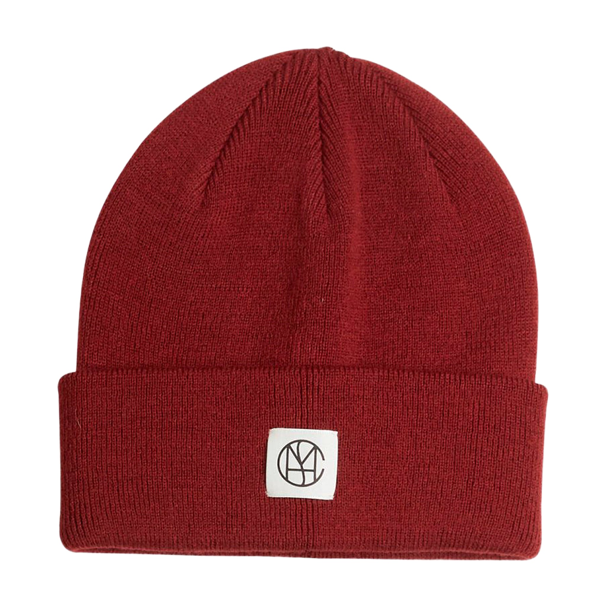 Rød hue Mojo Icon Beanie i Syrah fra MSCH Copenhagen med opslag og hvidt logomærke, set forfra