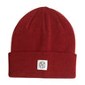 Rød hue Mojo Icon Beanie i Syrah fra MSCH Copenhagen med opslag og hvidt logomærke, set forfra