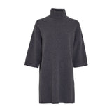 Lang navy pullover med rullekrave og 3/4-ærmer fra MSCH Copenhagen set forfra