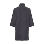 Lang navy pullover med rullekrave og ribkanter set bagfra