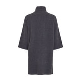 Lang navy pullover med rullekrave og ribkanter set bagfra