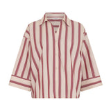 Pink og cremefarvet stribet skjorte med krave, knapper foran og vide 3/4 ærmer set forfra