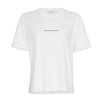 Hvid t-shirt med rund hals, korte ærmer og lille sort MSCHCOPENHAGEN-logo på brystet set forfra