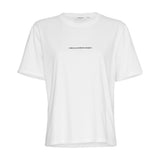 Hvid t-shirt med rund hals, korte ærmer og lille sort MSCHCOPENHAGEN-logo på brystet set forfra