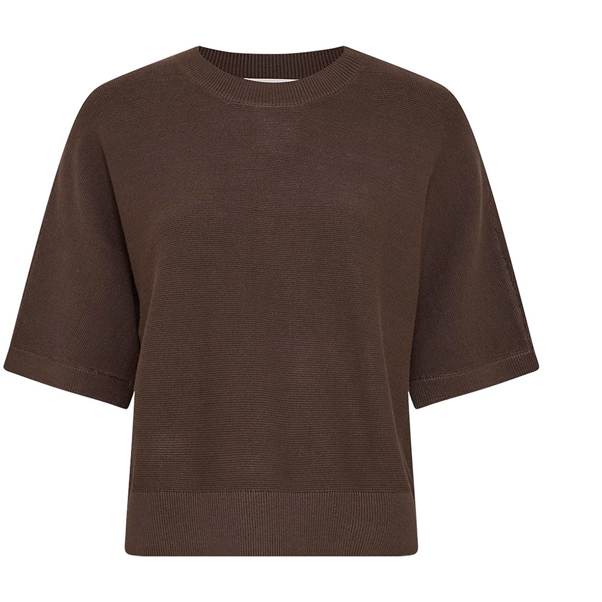 Brun pullover i strik fra MSCH Copenhagen med korte, vide ærmer og rund hals set forfra