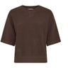 Brun pullover i strik fra MSCH Copenhagen med korte, vide ærmer og rund hals set forfra