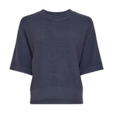 Navy pullover i strik fra MSCH Copenhagen set forfra med rund hals, halvlange vide ærmer og ribkant forneden