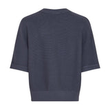 Navy pullover i strik fra MSCH Copenhagen set bagfra med halvlange ærmer og ribkant ved hals og forneden