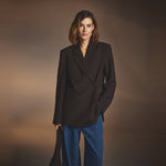 Model i brun løs blazer fra MSCH Copenhagen stylet med blå jeans
