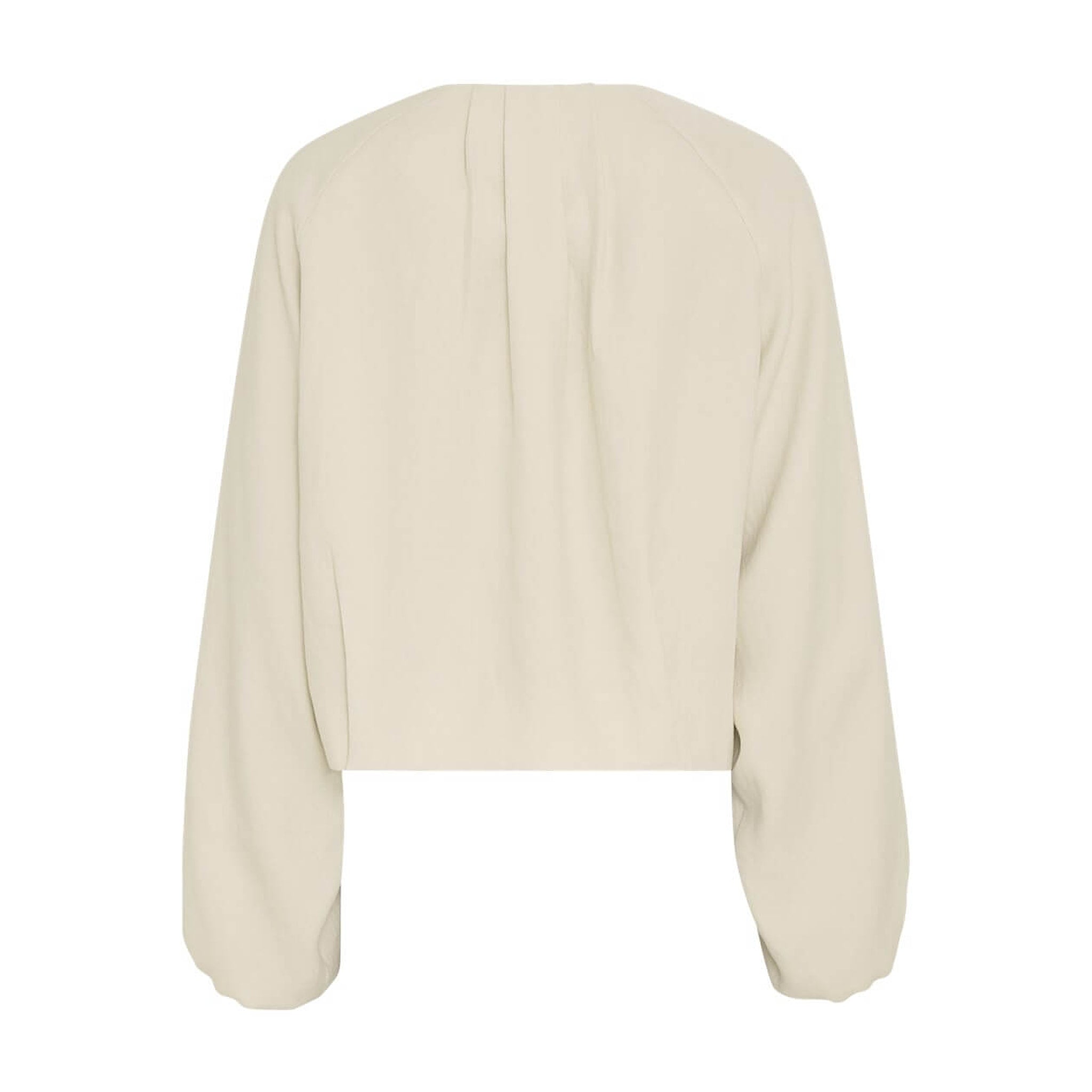 Kort beige jakke i Bleached Sand set bagfra med læg ved halsen og ballonærmer