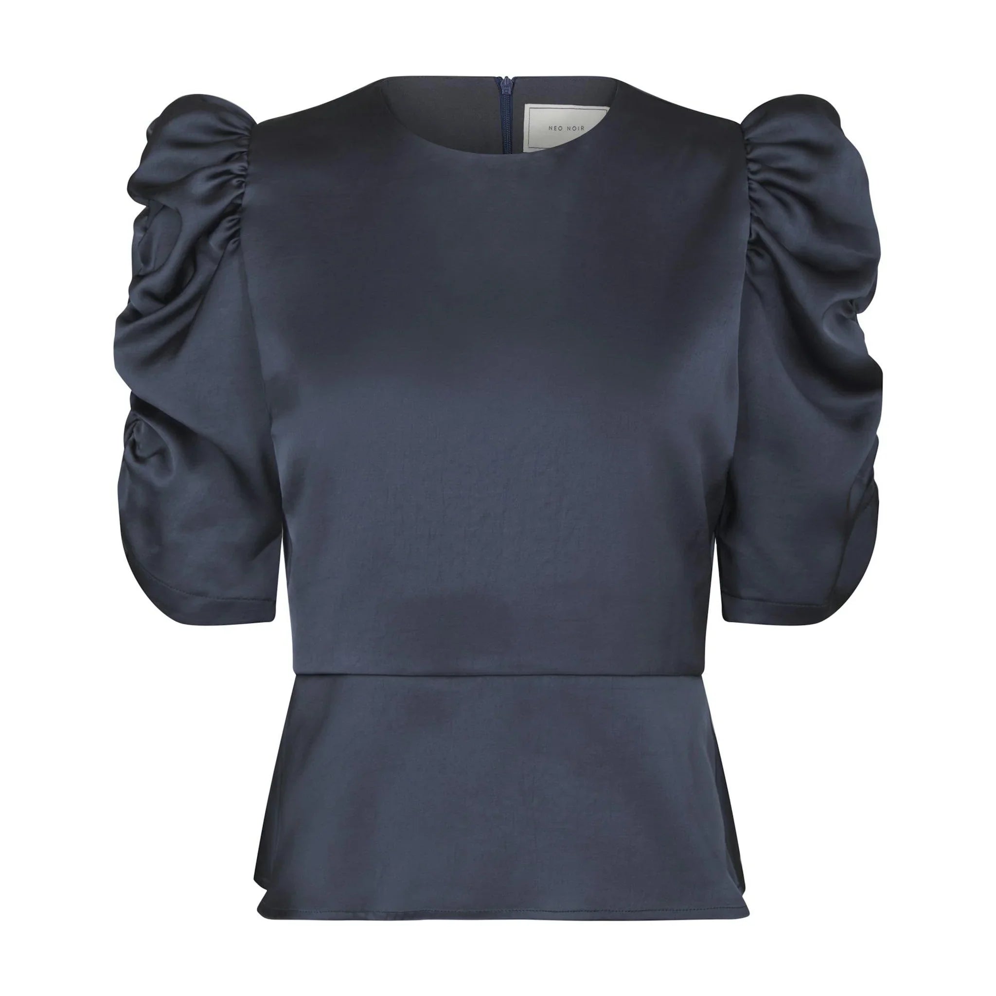 Navy satinbluse fra Neo Noir med puffede ærmer, rund hals og peplum set forfra