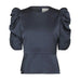 Navy satinbluse fra Neo Noir med puffede ærmer, rund hals og peplum set forfra